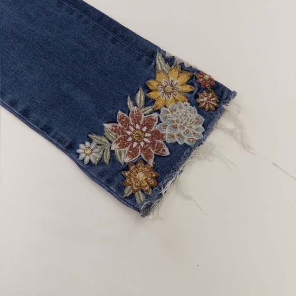 Driftwood Colette Floral Embroidered Crop Jeans Frayed Hem Size 27 EUC - Picture 8 of 13